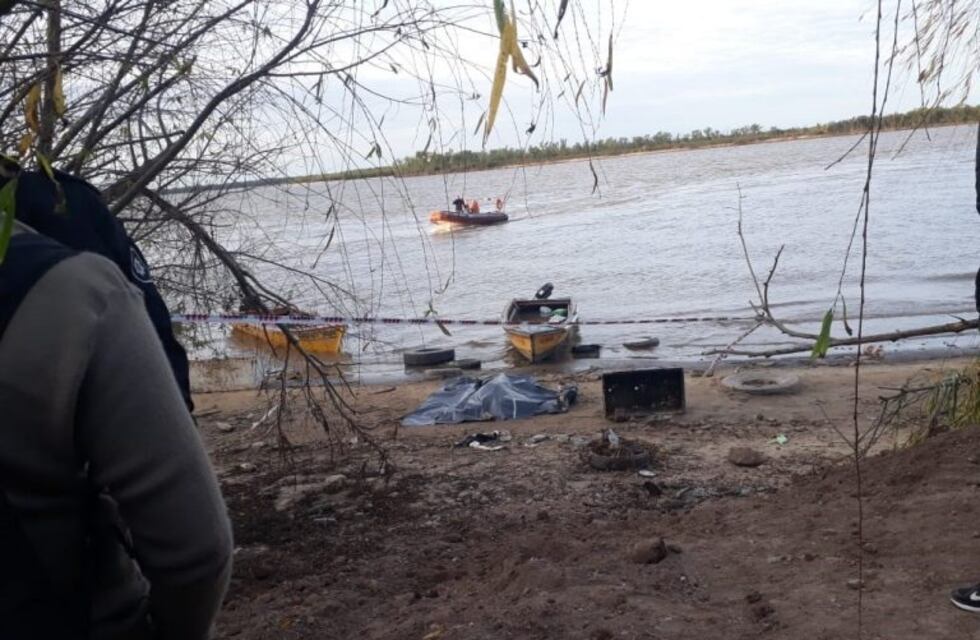 Sigue la búsqueda de cuatro jóvenes desaparecidos en el Paraná cuando se hundió su canoa