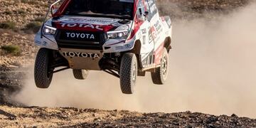 Fernando Alonso, en sus primeras pruebas de la Toyota Hilux que ganó el Dakar 2019\u002E