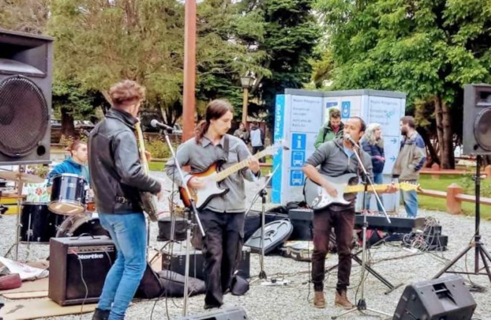 Artistas se manifestaron con un "musicazo" en el Centro Cívico
