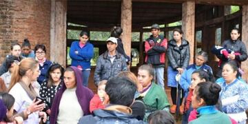 La familia de Raquel Dos Santos junto a sus allegados esperan la llegada del cuerpo de Raquel al cementerio\u002E