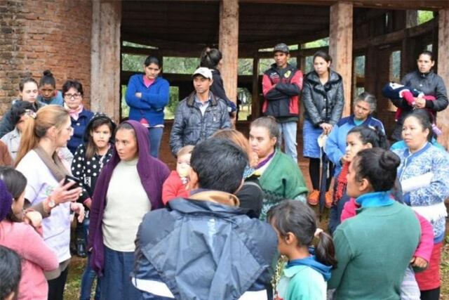 La familia de Raquel Dos Santos junto a sus allegados esperan la llegada del cuerpo de Raquel al cementerio\u002E