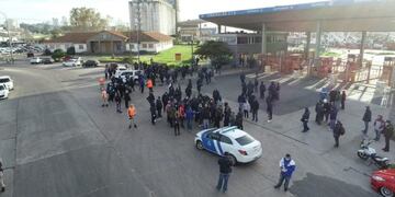 Cortaron el acceso al puerto marplatense reclamando más controles e hisopados (Foto: Diario La Capital)