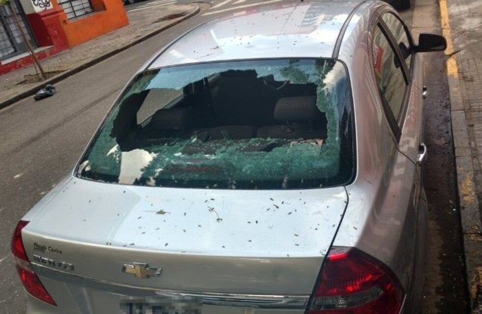 Pelea a piedrazos de trapitos dejó una decena de autos destrozados