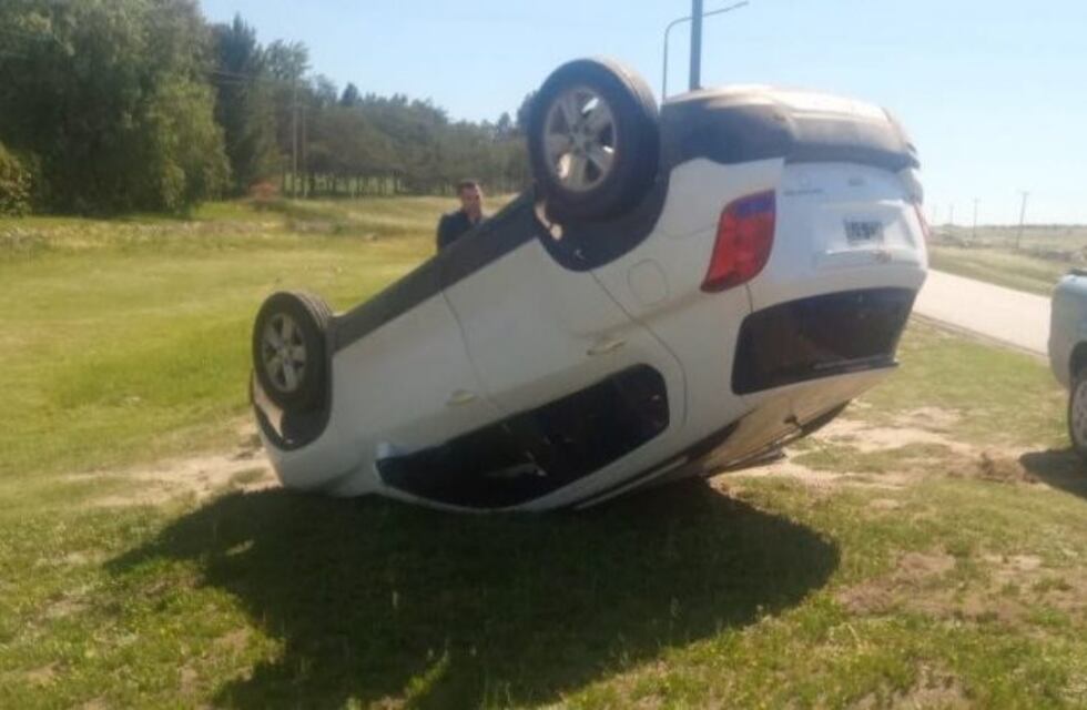Mordió la banquina y terminó volcando en la ruta 33