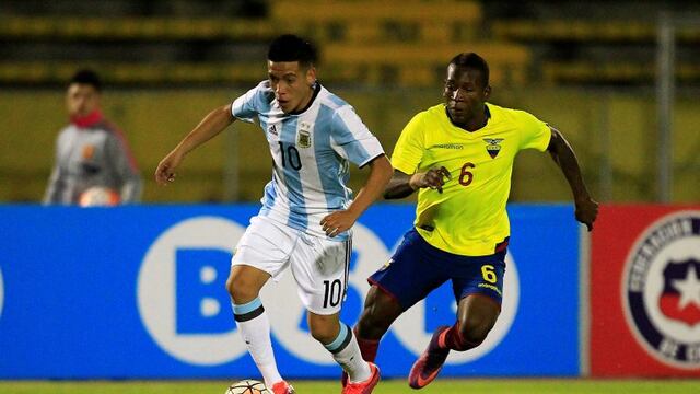 QUI116. QUITO (ECUADOR) 05/02/2017.-El jugador de Ecuador Pervis Estupiu00f1an (d) disputa un balu00f3n con el jugador de Argentina Ezequiel Barco (i) hoy, domingo 5 de febrero de 2017, durante un encuentro por el Sudamericano Sub 20 Ecuador 2017 en Quito (Ecuado