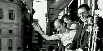 saludando desde el balcon de la casa rosada durante un acto\r\n\r\nARCHIVO - En esta foto de archivo del 17 de octubre de 1950, la primera dama argentina María Eva Duarte de Perón, conocida como \