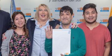 Entrega de títulos de propiedad de viviendas