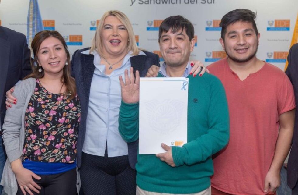 La gobernadora entregó los títulos de propiedad a adjudicatarios de viviendas del IPV