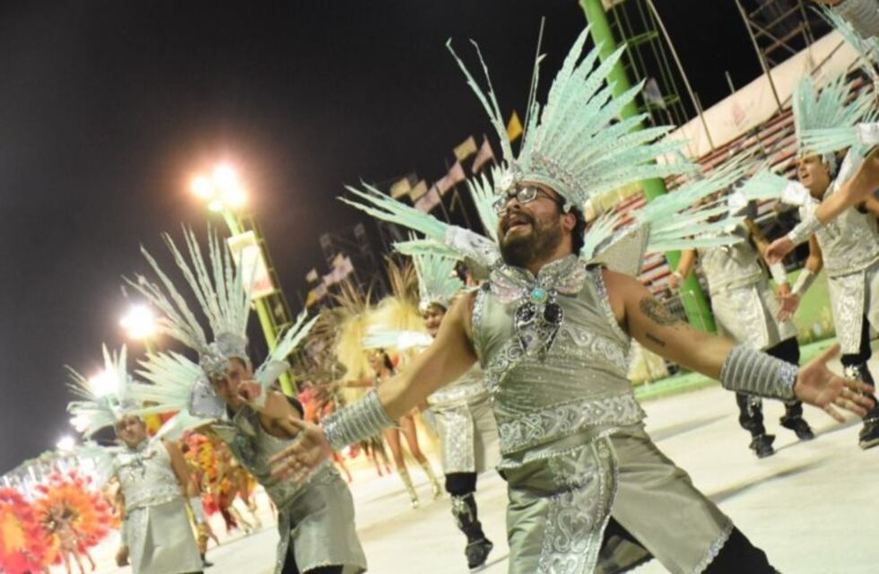 Las plumas ecológicas van ganando terreno en el Carnaval de Corrientes