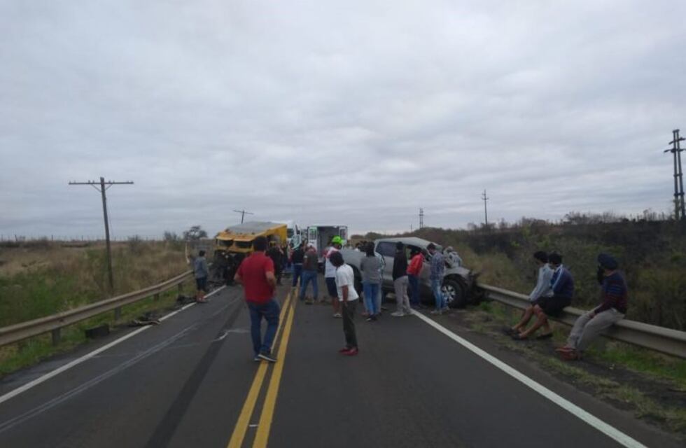 Choque fatal en Corrientes: una camioneta impactó contra un camión de caudales