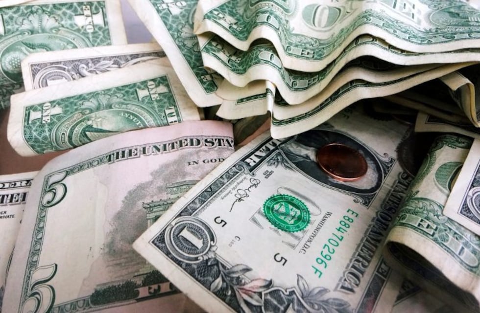 El dólar subió por primera vez en el año y cortó una racha de seis jornadas en baja