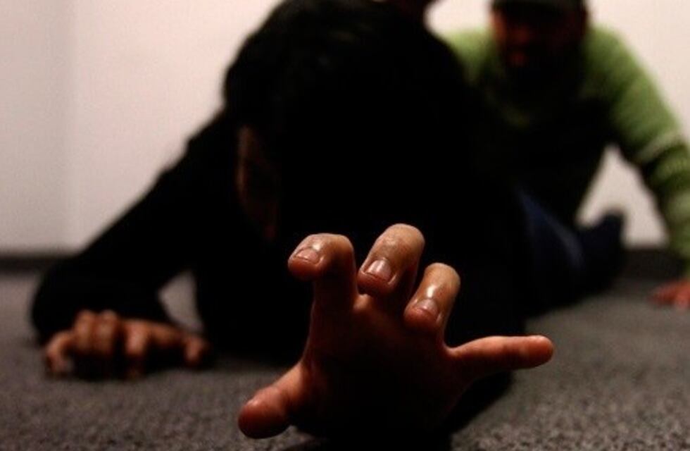 Fue a comprar un celular, la apuñalaron y abusaron