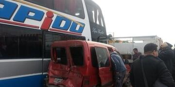 Un colectivo chocó con un camión que llevaba garrafas de gas