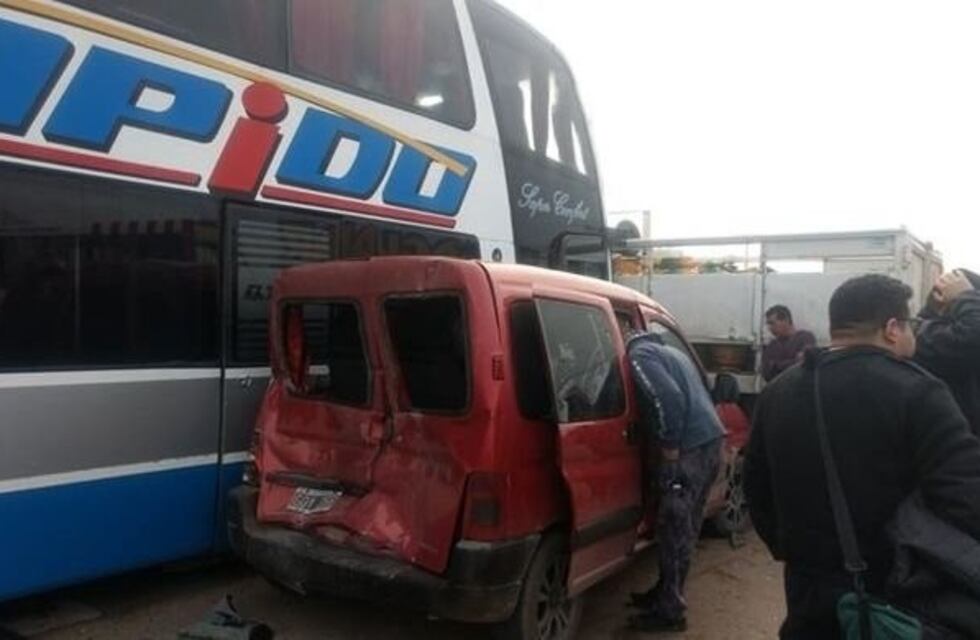Un colectivo chocó con un camión que llevaba garrafas de gas