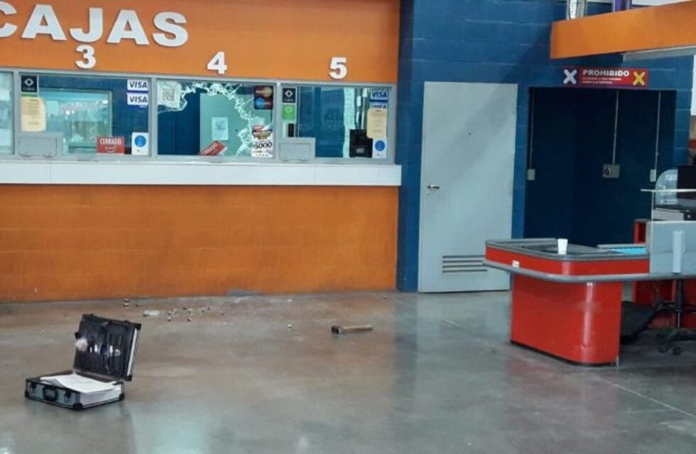 Con ametralladoras cinco delincuentes robaron en un supermercado de Roca