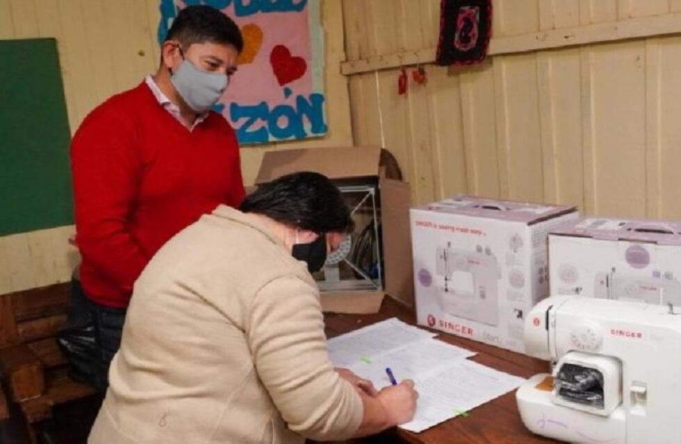 Un taller comunitario de Iguazú recibió una máquina de coser del gobierno provincial