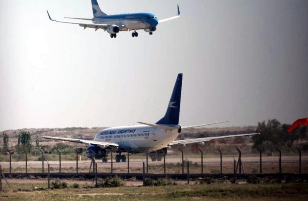 Irresponsabilidad mortal: encandilan con láseres en Mendoza a pilotos que inician descenso