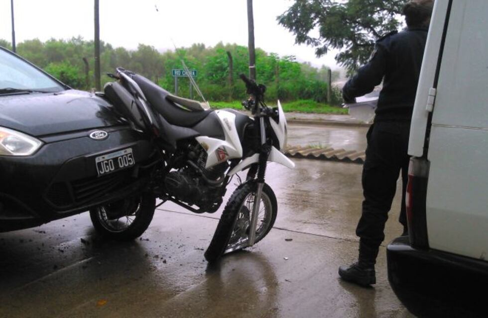 En choque múltiple, una moto quedó atrapada entre dos vehículos