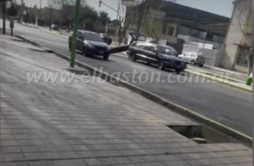 Susto: en plena calle, se cayó un ataúd de una carroza
