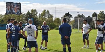 Mascherano, Agüero, Salvio, Lanzini y Tagliafico iniciaron la preparación en Ezeiza\u002E (Foto: Twitter/@Argentina)