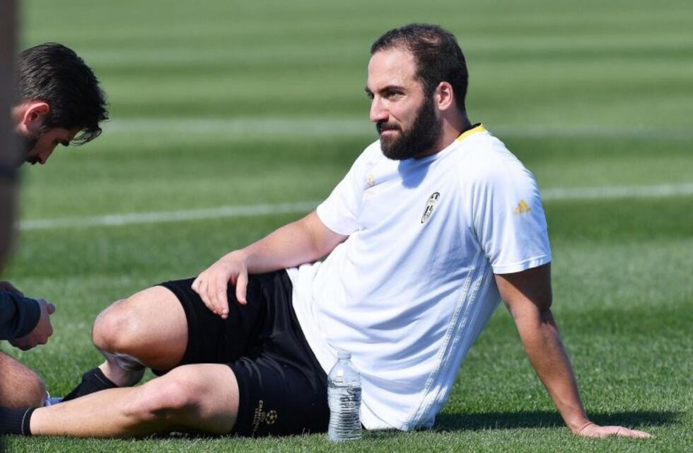 Gonzalo Higuaín subió un video cantando, le erró a la letra y sus compañeros lo cargaron