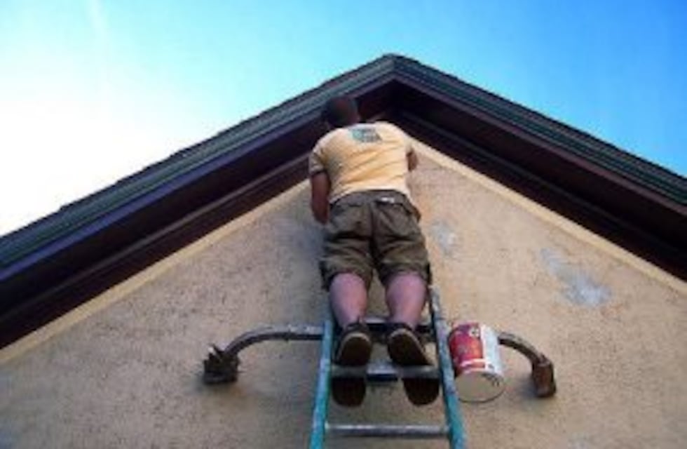 Se golpeó la cabeza mientras pintaba una casa y quedó internado en terapia tras la caída