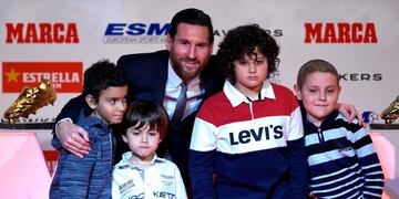 Barcelona's Argentinian forward Lionel Messi poses with children from de Sant Joan de Deu hospital after receiving the 2018 European Golden Shoe honoring the year's leading goalscorer during a ceremony at the Antigua Fabrica Estrella Damm in Barcelona on December 18, 2018\u002E (Photo by LLUIS GENE / AFP) españa Barcelona lionel messi entrega premio botin de oro 2018 a futbolista del barcelona