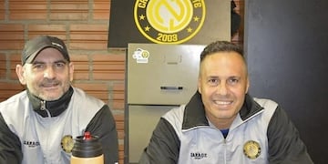 Sandro Bárbaro (derecha) dejó el cargo de entrenador de Crucero