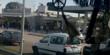 Locos por un pucho: largas colas para comprar cigarrillos en Azul