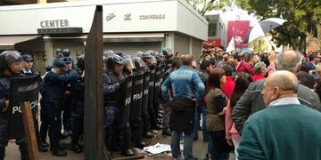 La movilizaciu00f3n de los gremios en la Legislatura tuvo roces con la Policu00eda\u002E