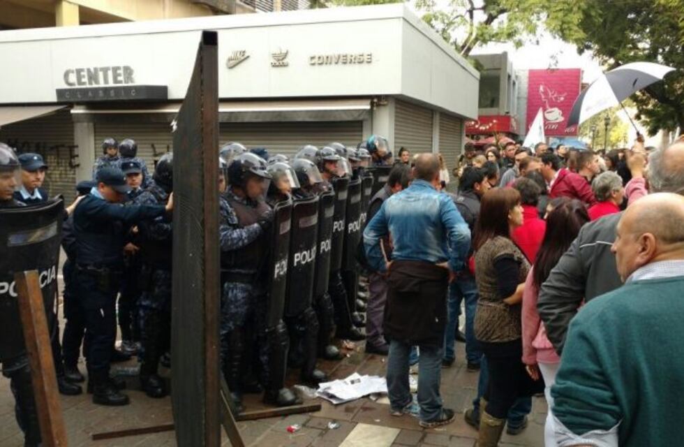 Fuerte rechazo a la reglamentación de servicios esenciales