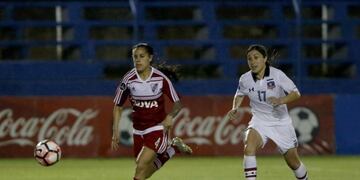 ASU08\u002E VILLA ELISA (PARAGUAY), 19/10/2017\u002E- Geraldine Leyton (i) disputa el balón con Anabel Guzmán (d) de River Plate hoy, jueves 19 de octubre de 2017, durante un juego de Copa Libertadores femenina entre Colo Colo de Chile y River Plate de Argentina, en el estadio Luis Alfonso Giagni en Villa Elisa (Paraguay)\u002E EFE/Andrés Cristaldo