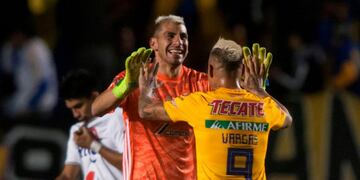 Nahuel Guzmán celebró con sus compañeros de equipo el pase a cuartos e los Tigres de México de la Liga de Campeones de la Concacaf\u002E (AFP)