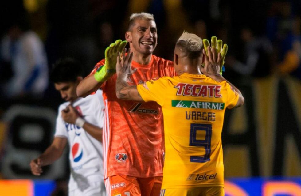 El "Patón" Guzmán metió un golazo de cabeza y fue el héroe de la noche para Tigres de México