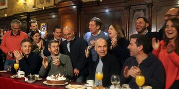 DYN006, BUENOS AIRES 13/08/17, PRINCIPALES DIRIGENTES DE CAMBIEMOS DESAYUNAN EN EL CAFE TORTONI\u002EFOTO:DYN/CARLOS GRECO\u002E