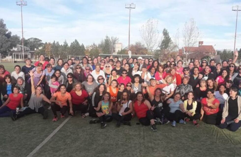 Una multitud de alumnas participaron de un encuentro de zumba en el Estadio Municipal