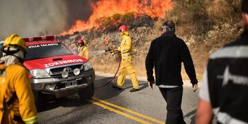 Bomberos combaten los incendios en la zona de Bosque Alegre para evitar que las llamas alcancen al Observatorio Astronómico\u002E (La Voz)