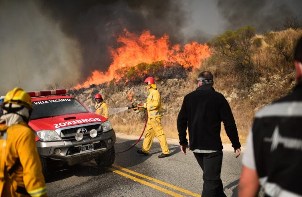 Nación prepara el envío de un helicóptero del Ejército para combatir el fuego en Córdoba