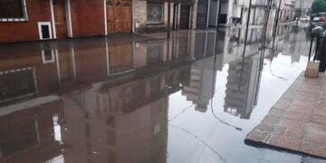 Vecinos de la ciudad de Paraná reclaman que los desagües están tapados