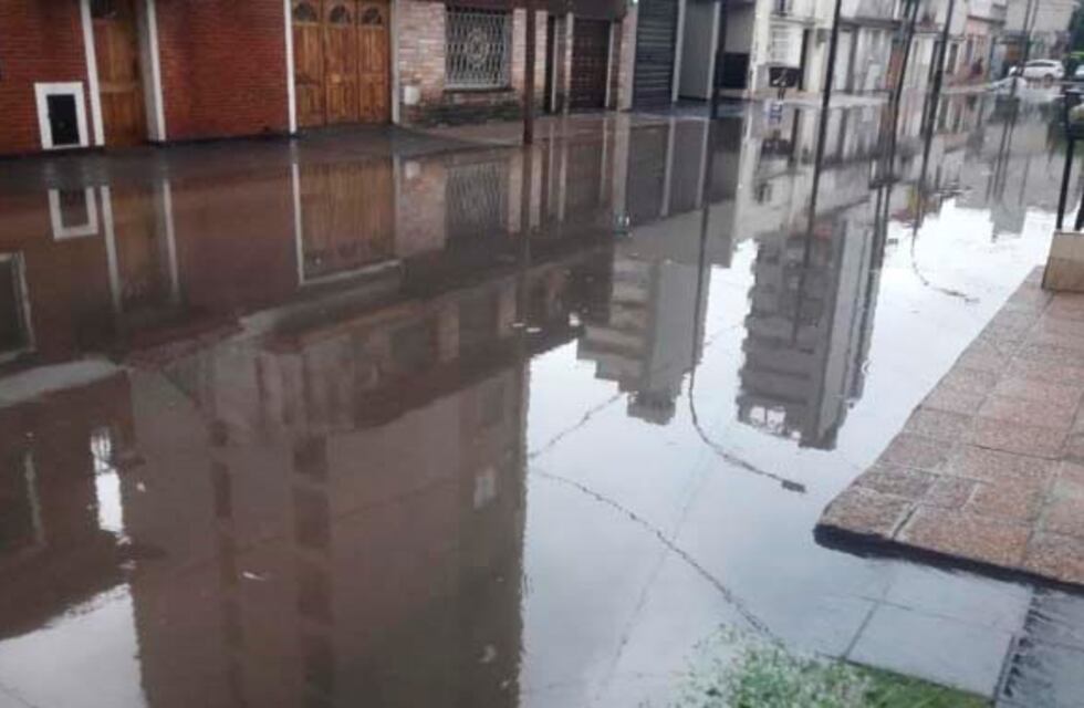 Vecinos de la ciudad de Paraná reclaman que los desagües están tapados