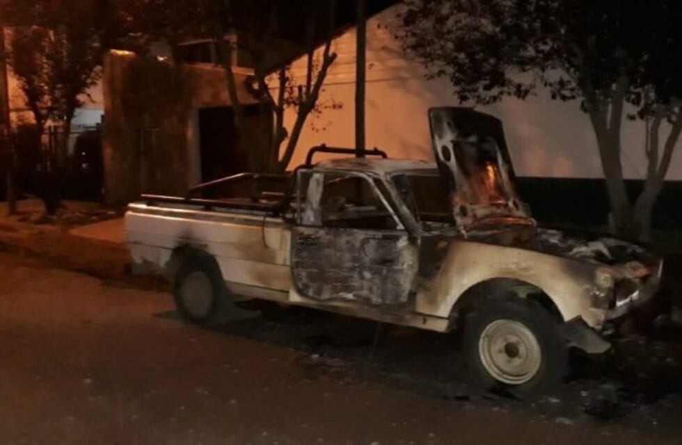 Al no poder robar un auto, lo prendieron fuego
