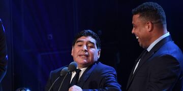 LON001\u002E LONDRES (REINO UNIDO), 23/10/2017\u002E- Los exfutbolistas, el argentino Diego Maradona (i), y el brasileño Ronaldo (d), anuncian el ganador del premio 'The Best' de la FIFA que designa al mejor jugador del mundo durante la última temporada hoy, lunes 23 de octubre de 2017, en Londres (Reino Unido)\u002E Cristiano Ronaldo fue condecorado este lunes por segundo año consecutivo con el premio 'The Best' de la FIFA, que designa al mejor jugador del mundo durante la última temporada\u002E El astro portugués se volvió a coronar rey del fútbol mundial después de un curso para enmarcar, en el que ganó la Liga de Campeones, la Liga española, la Supercopa de Europa y la Supercopa de España\u002E EFE/ANDY RAIN