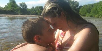 Paola Bonza y su hijo Santiago