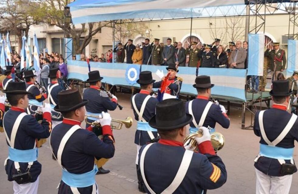 Acto y desfile cívico militar por el Día de la Bandera en Santa Rosa