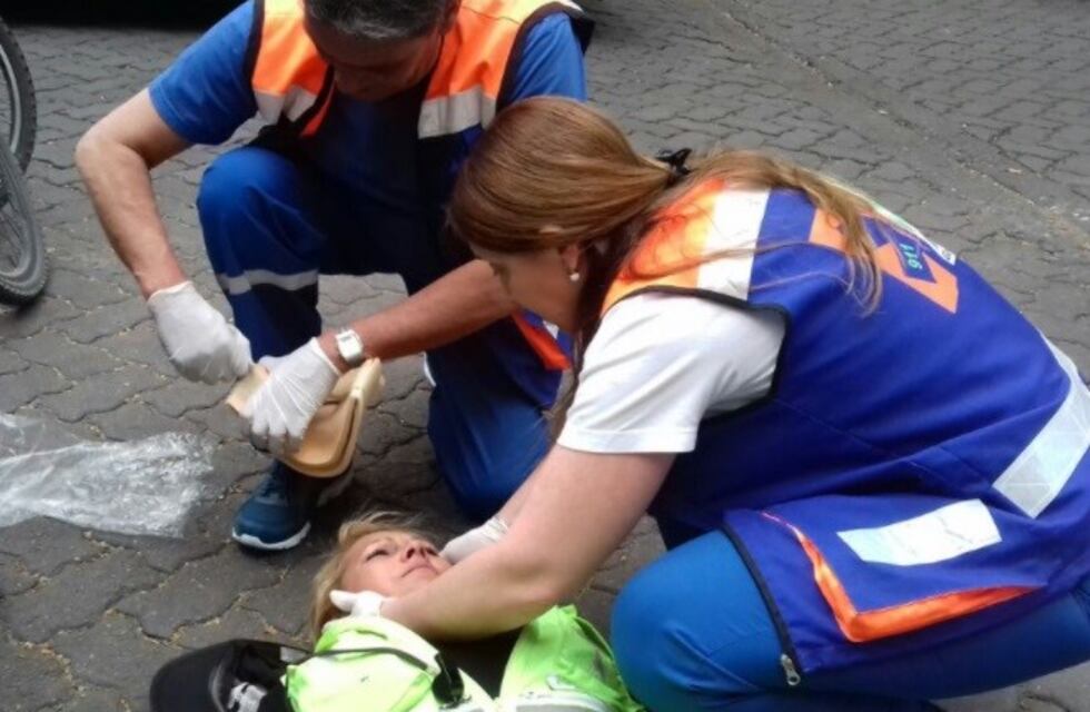 Exclusivo: cayó un cartel sobre una agente vial y un hombre, ambos están graves