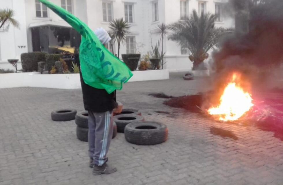 UOCRA protesta en YPF por desvinculación de trabajadores