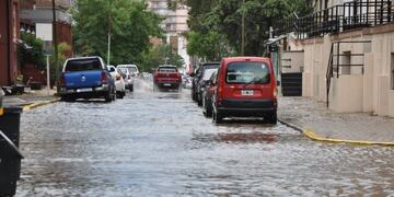 Un fuerte temporal azotó a Pinamar: se volaron carpas y hay calles inundadas (Infocielo)\u002E