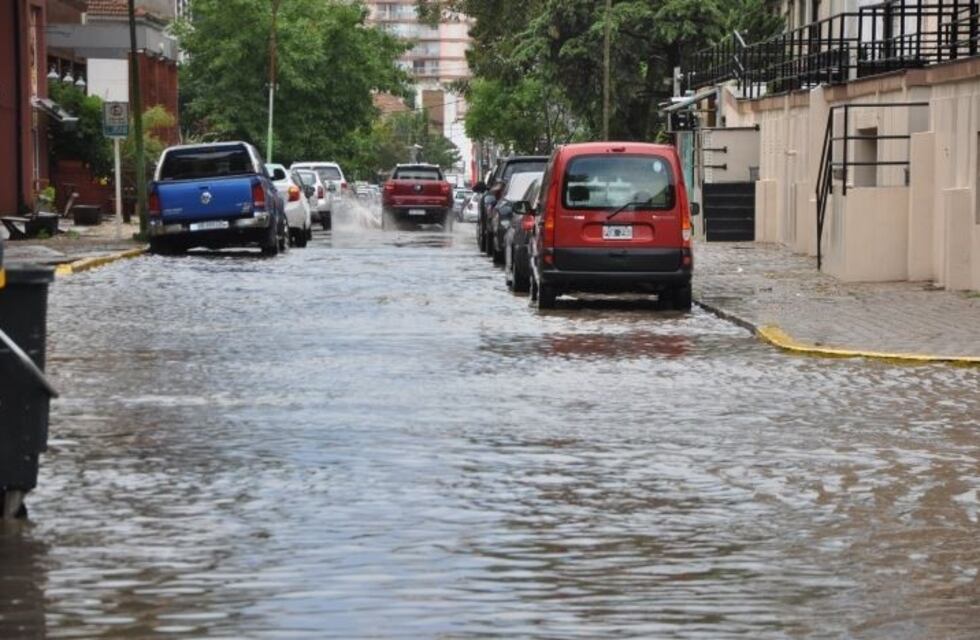 Un fuerte temporal azotó a Pinamar: se volaron carpas y hay calles inundadas
