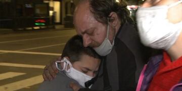 Se quedó viudo, perdió el trabajo en cuarentena y vive en la calle con su hijo de 10 años