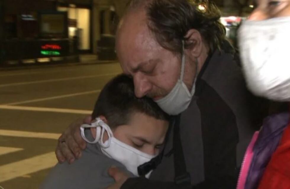 Es viudo, se quedó sin trabajo por la cuarentena y vive en la calle con su hijo de 10 años